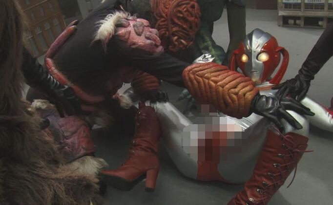 女奥特曼与怪兽受难之死