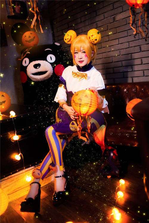 小姐姐cos小乔 紧身裤让人遐想